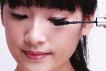 芭比式假睫毛贴法打造可爱妆容