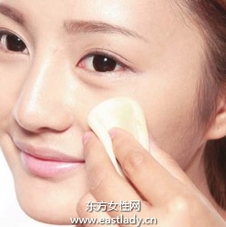 使用遮瑕品填平T区、脸颊粗大毛孔