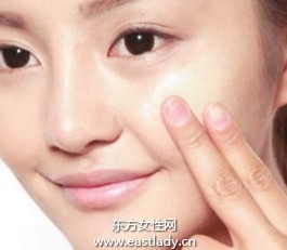 用蜜粉定妆打造透明感肤质