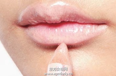 用唇线强调轮廓展现女性魅力