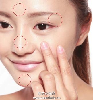 液状粉底化出薄、透自然质感妆容