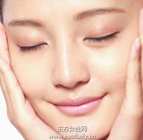 粉刷涂抹粉底打造柔和裸妆效果