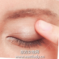 深浅双色眼影强调自然渐变效果