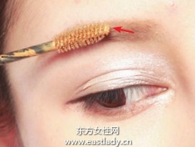 用染眉膏调整色调展现柔软质感