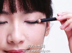 勾勒眼部线条打造妩媚眼神