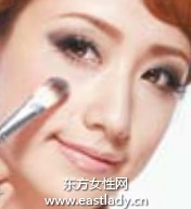 典雅裸妆显现端庄与雍容华贵