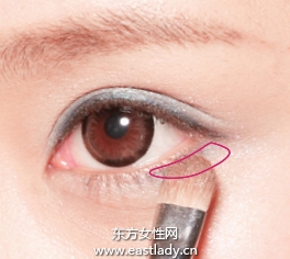 混血感透明蓝色眼妆的画法