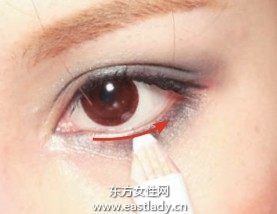 拉长眼影和眼线画出大眼妆容