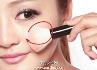 腮红修饰颧骨打造立体感妆效