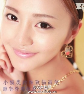 眼线笔描画使眼部轮廓收放自如