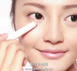 用蜜粉定妆打造透明感肤质