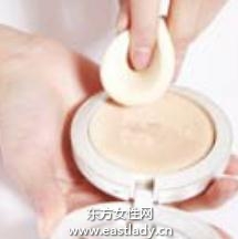 通过粉饼轻松遮瑕提升肌肤质感