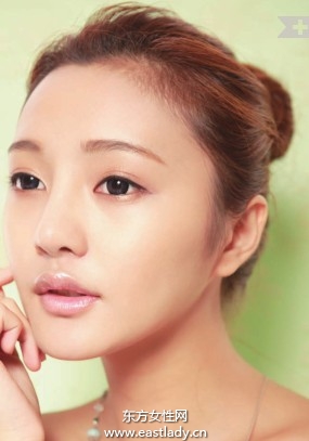 蜜粉搭配控油粉饼有效防止脱妆