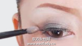 如何描画醉眼迷离的烟熏眼妆