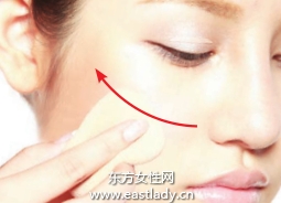 提亮脸颊倒三角区提升妆容透明度