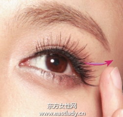 粘贴眼尾局部假睫毛的贴法