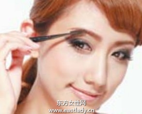 典雅裸妆显现端庄与雍容华贵