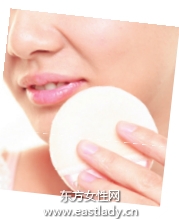 使用饰底乳改善肤色暗哑