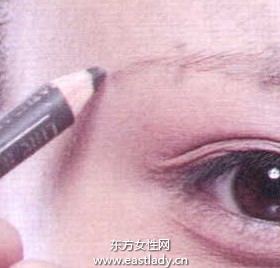 五个简单快速化妆小秘诀