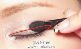 眼影基本画法提升面部立体感