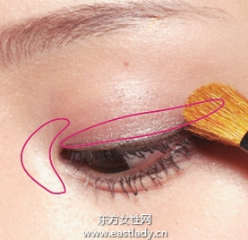 泪眼朦胧的金棕色眼妆的画法