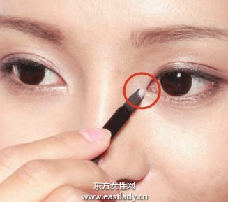 化妆教程之基本款棕色眼影的使用步骤