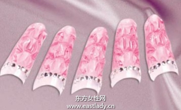 粉色琉璃甲搭配水钻可爱中多了女人味