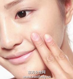 使用遮瑕膏遮盖粉刺、毛孔、小细纹