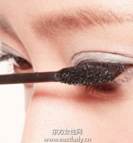 粘贴无梗假睫毛的贴法