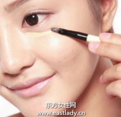 眼部遮瑕膏+遮瑕粉遮盖眼周细纹