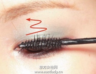 使用睫毛膏打造美丽睫毛
