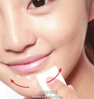 遮瑕霜矫正唇周与嘴角色素沉淀