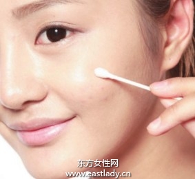 使用遮瑕品遮盖红色、不平整的痘痕