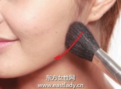 腮红修饰颧骨打造立体感妆效