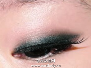 深色眼影随时补眼妆