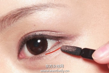 化妆教程之基本款棕色眼影的使用步骤