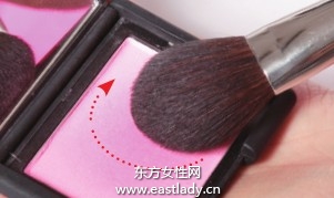 简单画圆打造甜美粉色腮红