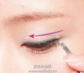 粘贴无梗假睫毛的贴法