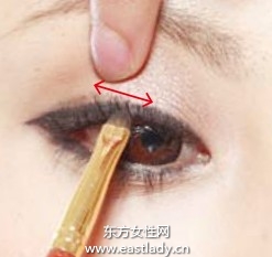 埋入式眼线画法画出柔媚印象大眼妆