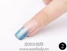 柔和蓝色色调美甲营造出轻松休闲之感