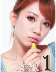 润唇膏搭配口红滋润全唇