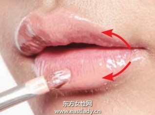 用唇刷描绘饱满双唇