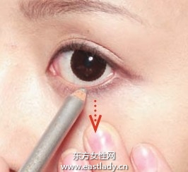 眼线基础描画手法 勾勒精致轮廓