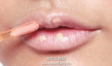 利用丰唇底膏塑造丰盈唇型