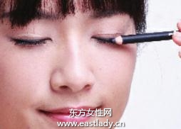 勾勒眼部线条打造妩媚眼神