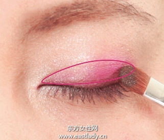 光感樱花芭比眼妆的画法