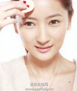 涂抹饰底乳要注意的细节