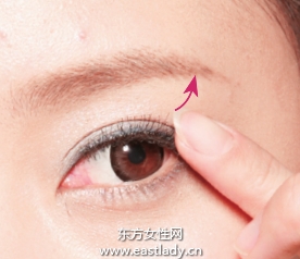 粘贴无梗假睫毛的贴法