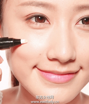 化妆技巧之使用遮瑕膏遮瑕痘疤