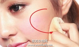 四色腮红画出自然渐变妆容